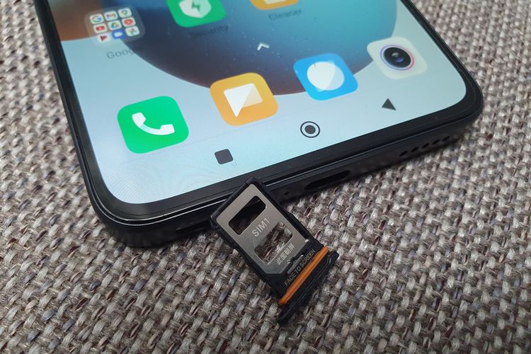 Slot kartu SIM pada Xiaomi 12 Lite