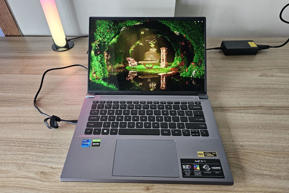 Layar laptop ini memiliki bezel yang tipis dan juga bisa dibuka dengan mudah dengan satu tangan. Layarnya bisa dibentangkan hingga kurang lebih 120 derajat.