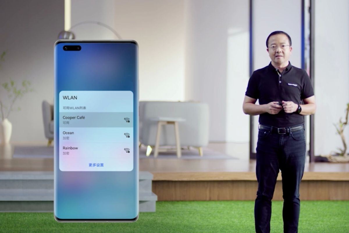 Wang Chenglu, President Huawei CBG memperkenalkan sistem operasi HarmonyOS.