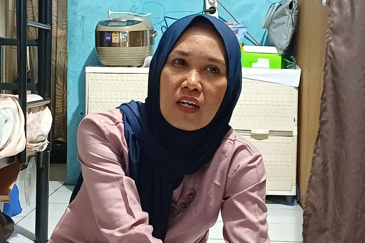 Yuni Sri Rahayu (41), pekerja rumah tangga (PRT) yang maju sebagai calon legislatif (caleg) Dewan Perwakilan Rakyat Daerah (DPRD) DKI Jakarta daerah pemilih (Dapil) VII saat ditemui di kontrakannya, Cilandak, Jakarta Selatan, Kamis (1/2/2024). 