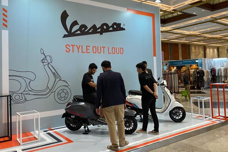 Produk Vespa Indonesia di Indonesia Fashion Week 2024, JCC Senayan, Jakarta Pusat, Rabu (27/03/2024).