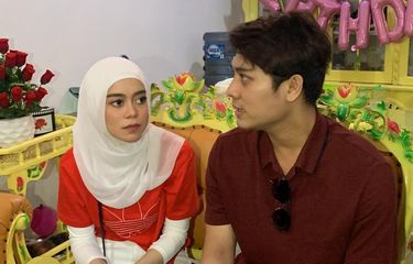 Lesti Kejora dan Rizky Billar saat ditemui di sela perayaan Leslar Kampung Merdeka di kawasan Kalibata, Jakarta Selatan, Rabu (17/8/2022). Lesti Kejora mencabut laporannya terhadap Rizky Billar dalam kasus dugaan KDRT.