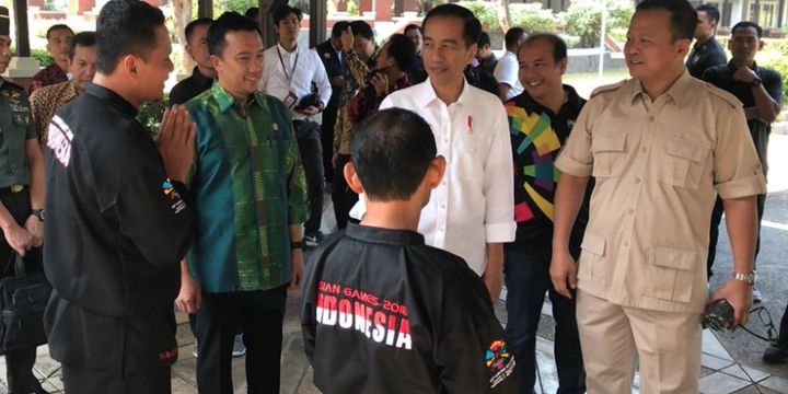 Presiden Joko Widodo saat meninjau atlet dan venue Pencak Silat di Padepokan Pencak Silat Taman Mini Indonesia Indah, Jakarta Timur, Senin (6/8/2018).