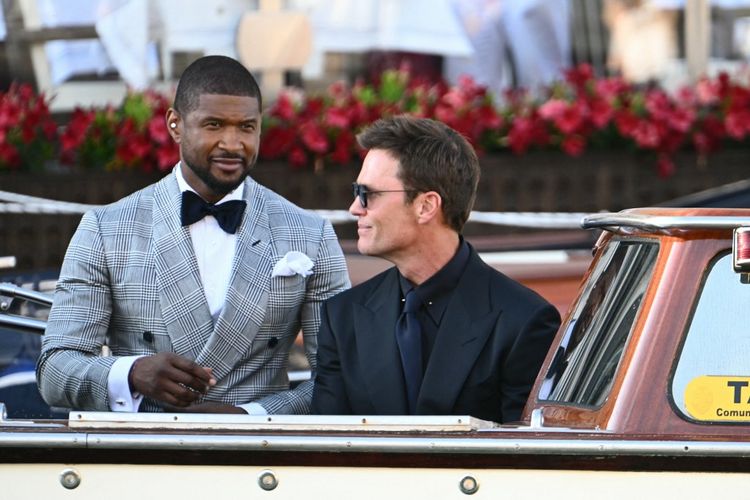 Penyanyi Usher (kiri) dan pemain football Tom Brady (kanan) saat menghadiri pernikahan Jeff Bezos dan Lauren Sanchez di Venesia, Italia, pada Jumat (27/6/2025).