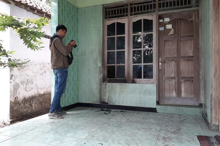 Kondisi rumah Ngadilah warga di Dusun Pasekan Kidul, Rt 1/Rw 1 Desa Balecatur, Kecamatan Gamping, Kabupaten Sleman setelah dilempar molotov oleh orang tidak dikenal