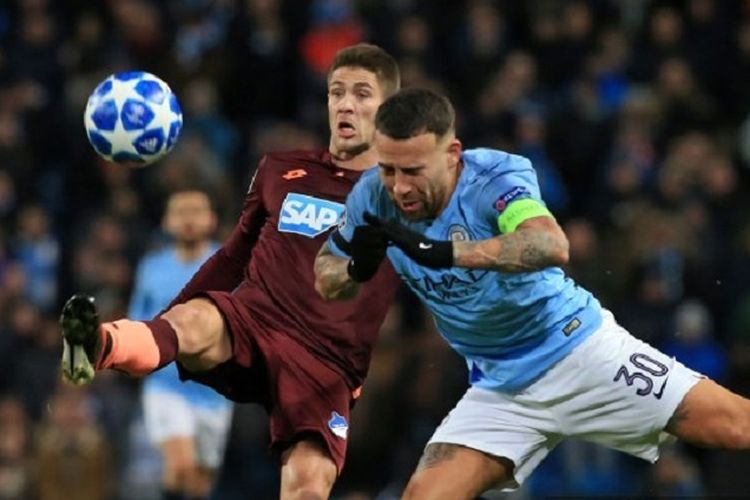 Nicolas Otamendi mencoba menghalangi Andrej Kramaric menguasai bola pada pertandingan Manchester City vs Hoffenheim di Stadion Etihad dalam lanjutan Liga Champions, 12 Desember 2018. 