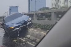 Hilang Kendali, Sedan BMW Tabrak Separator di Depan Gedung DPR RI