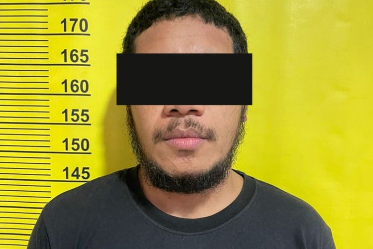 Setelah tiga tahun menjadi buron, RL alias Rigos (33) pelaku penganiaya seorang sopir taksi online bernama Setiadi (43) ditangkap polisi.Kapolres Metro Tangerang Kota Kombes Pol Zain Dwi Nugroho mengatakan, pelaku tertangkap saat asyik bermain di tempat karaoke pada Jumat (10/3/2023).