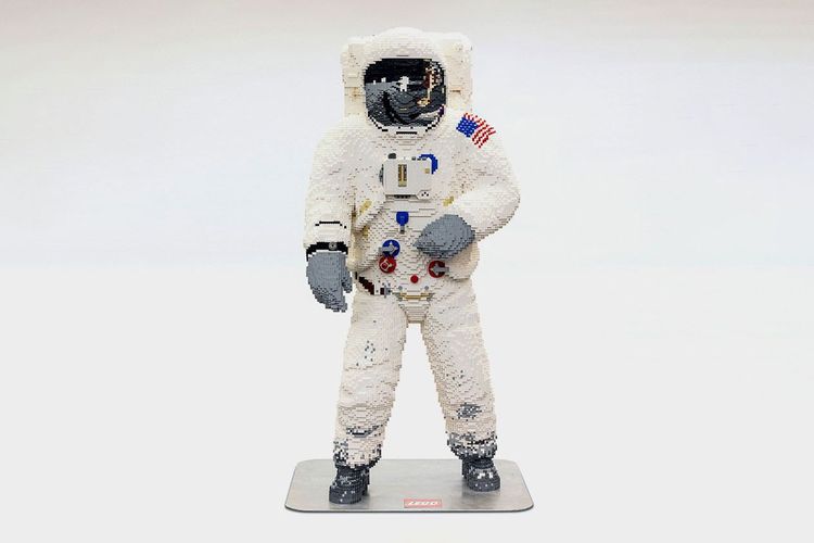 Astronot yang dibuat dari 30.000 lego