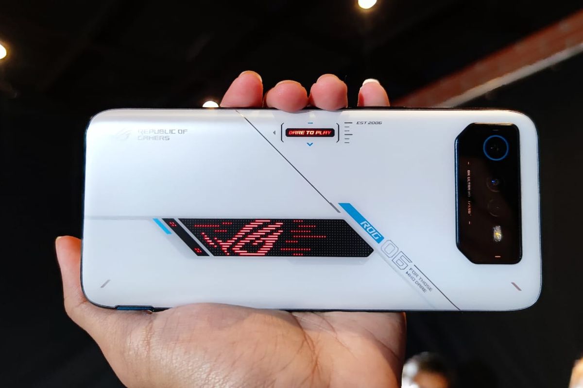 Selain membawa versi pro, Asus juga membawa ROG Phone 6 versi reguler. Bagian belakang Asus ROG Phone 6 reguler tampak lebih sederhana. 