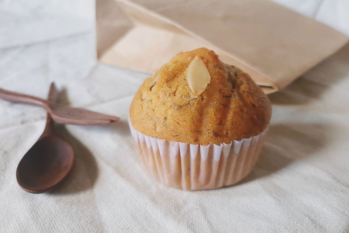 Seperti donat, muffin juga bisa menjadi pilihan makanan pendamping kopi yang cocok untuk semua jenis biji kopi.