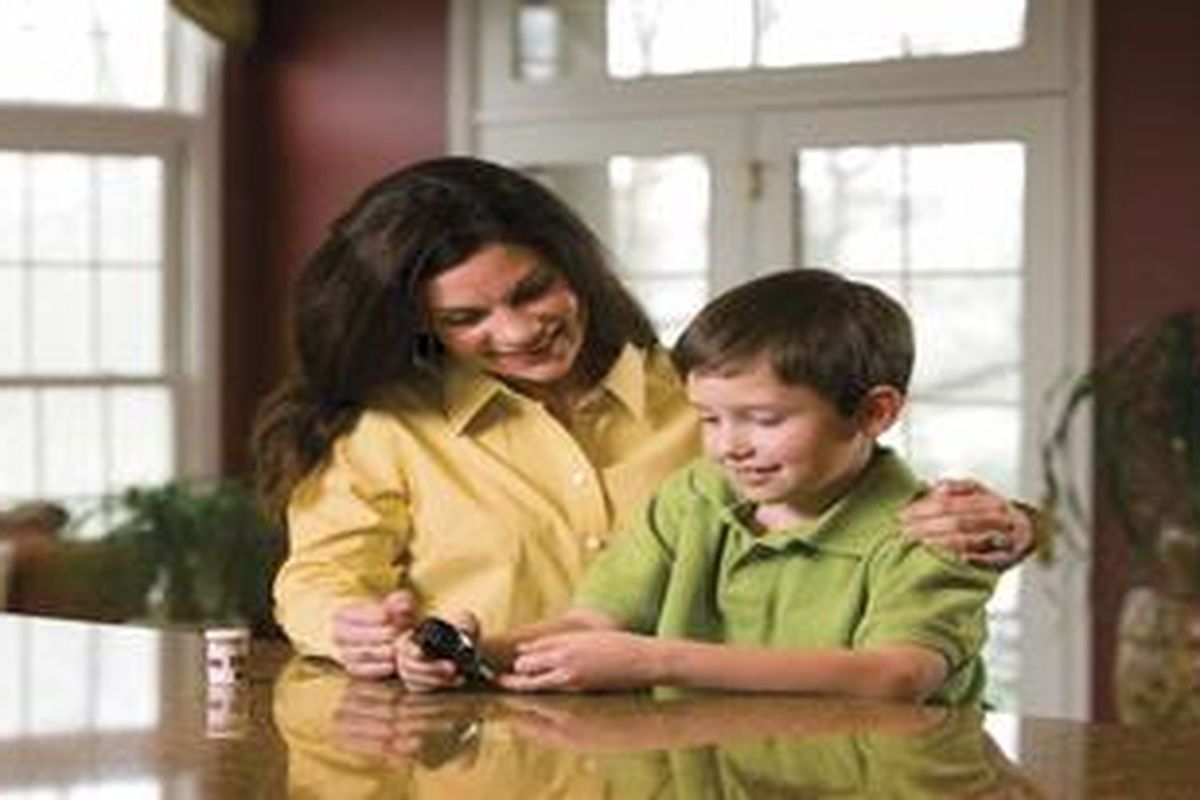 Pemantauan gula darah dilakukan untuk menentukan dosis insulin yang diperlukan anak.