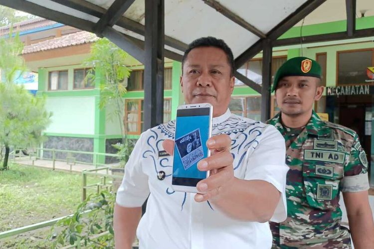 Jelang malam perayaan tahun baru, warga Desa Margahurip, Kecamatan Banjaran, Kabupaten Bandung, Jawa Barat, digegerkan dengan selembaran poster ajakan untuk masuk dan mendirikan Negara Islam Indonesia (NII).