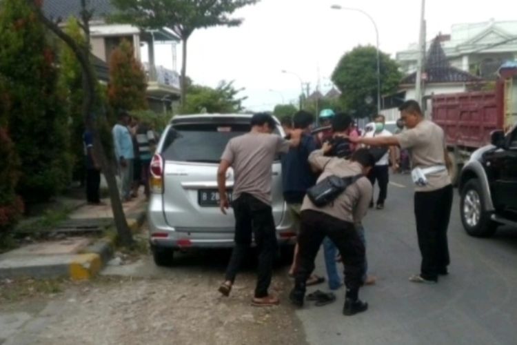 Petugas Kepolisian Resor Tuban, Jawa Timur, mengamankan pelaku pencurian yang berusaha melarikan diri menggunakan mobil di Jalan Raya Deandles, Tuban - Gresik. Kamis (16/5/2022).