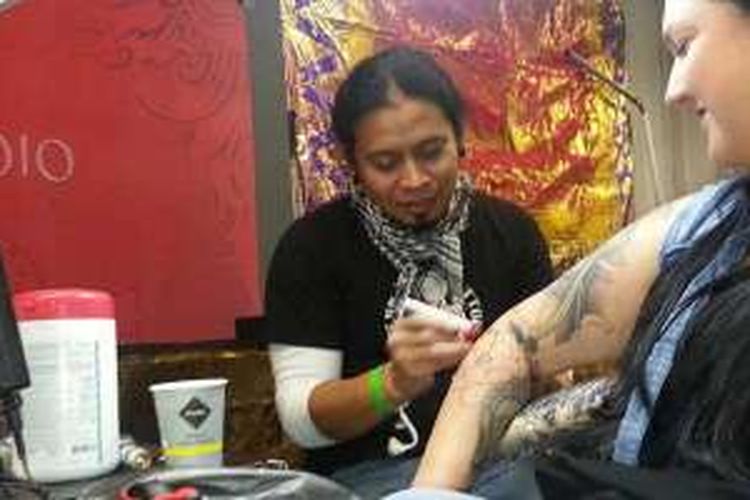 Wayan Abuth Suryana sedang membuat tato di Amsterdam, Belanda, Maret 2016.