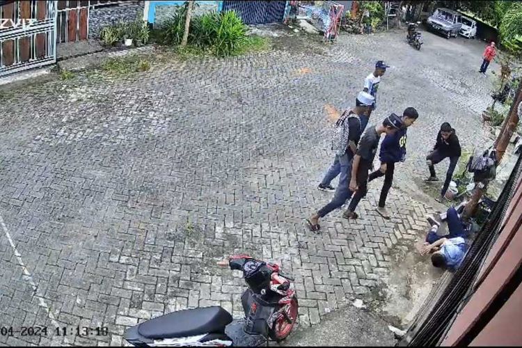 Potongan gambar memperlihatkan siswa SMP di Kota Makassar, Sulsel, yang diduga dianiaya beberapa remaja hingga terpental jatuh di depan rumah warga.