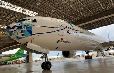 Desain masker pada badan pesawat Garuda Indonesia
