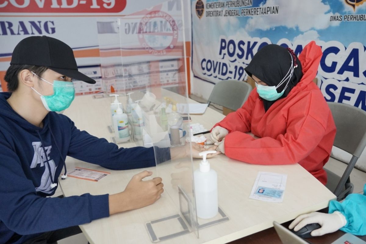 Penumpang tes covid-19 di stasiun Tawang Semarang