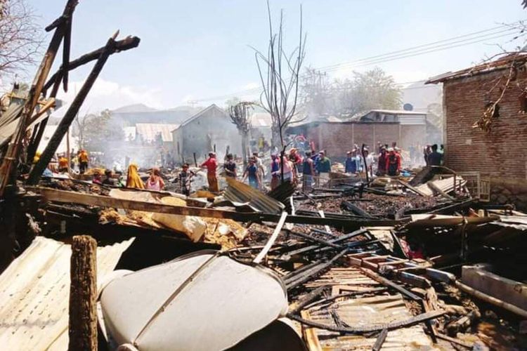 Tampak sejumlah rumah di Desa Monta Baru, Kecamatan Lambu, Kabupaten Bima rata dengan tanah usai kebakaran pada Sabtu 14/10/2023) siang