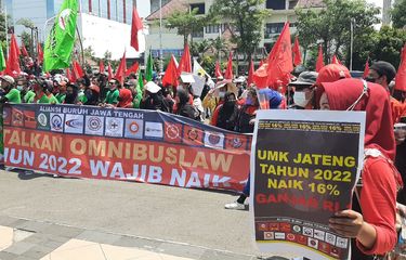 Aksi demo buruh kenaikan UMK 2022 di depan kantor Gubernur Jateng, Selasa (30/11/2021)