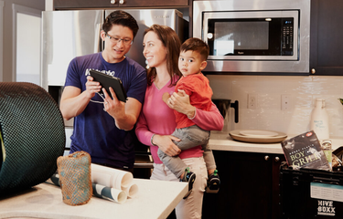 Ilustrasi memainkan gadget di dekat microwave.