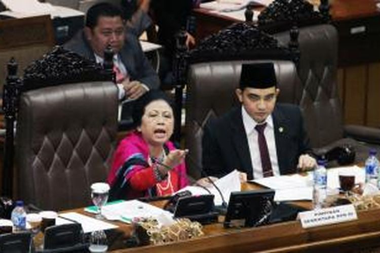 Pimpinan DPR RI sementara Popong Otje Djunjunan (kiri) memimpin Sidang Paripurna Pemilihan Pimpinan DPR RI di Gedung Parlemen DPR RI, Senayan, Jakarta, Rabu (1/10/2014).