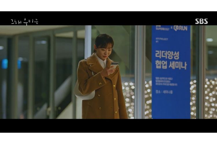 Tokoh Kook Yeon-soo dalam drakor berjudul Our Beloved Summer menggunakan Samsung Galaxy Z Flip3. 