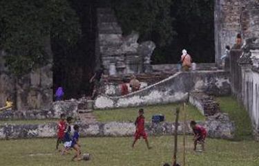 Anak-anak bermain bola di atas sisa reruntuhan Keraton Kaibon di Serang, Banten, Minggu (25/12/2011). Keraton seluas lebih kurang 2 hektar itu dibangun pada 1815 sebagai tempat tinggal Ratu Aisyah, ibu Sultan Muhammad Rafiuddin (sultan terakhir Kerajaan Banten) yang menjabat sebagai pemimpin pemerintahan karena putranya masih berusia lima tahun. 