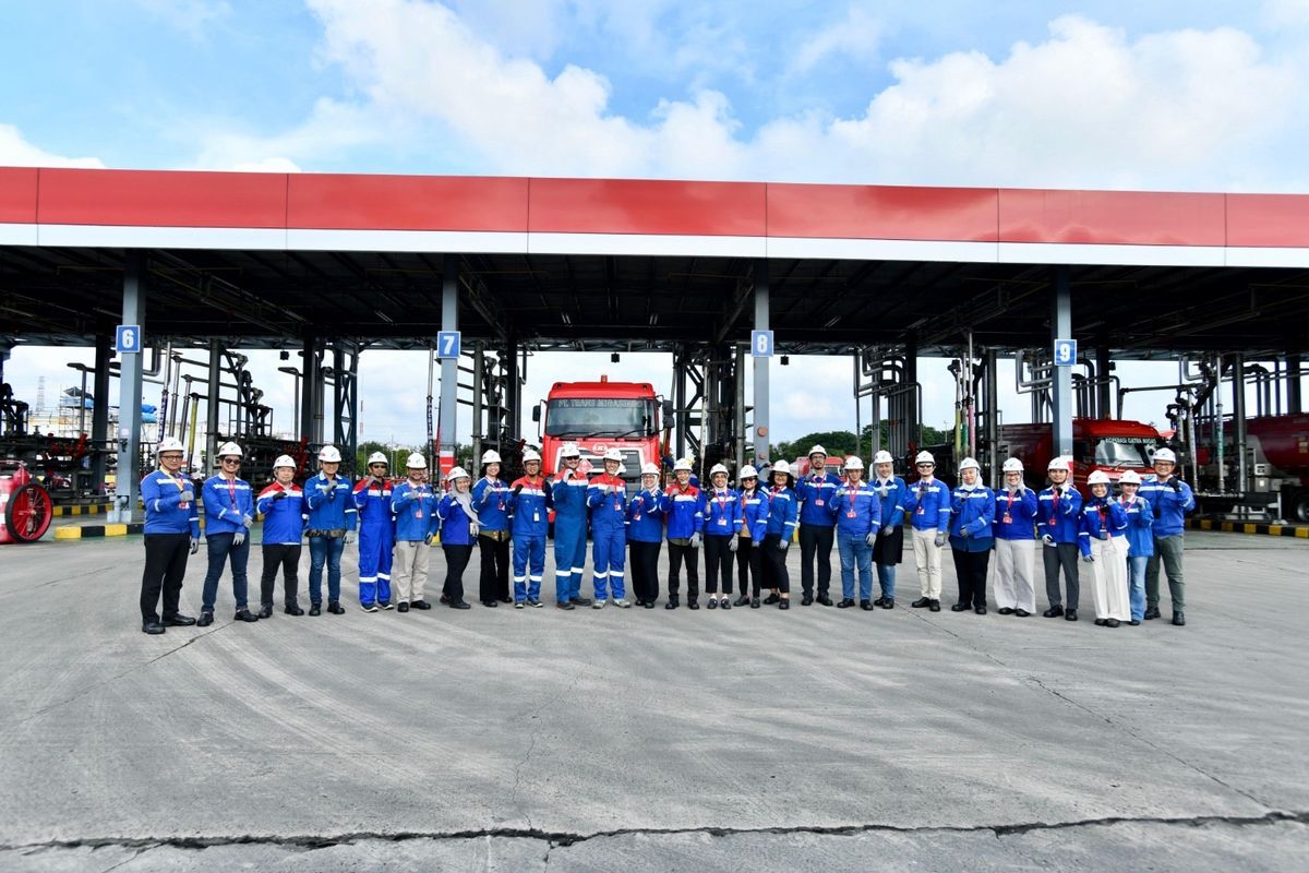 Kunjungan Pertamina bersama sejumlah Pemimpin Redaksi dan Perwakilan media nasional ke Integrated Terminal Jakarta melihat proses penyaluran distribusi dan monitoring keandalan kualitas produk BBM, Jumat (13/2/2026). (Dok. Pertamina) 