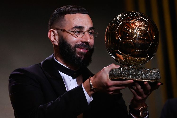 Penyerang Real Madrid, Karim Benzema, berpose bersama trofi Ballon d'Or 2022, lambang supremasi pesepak bola terbaik. Karim Benzema menerima penghargaan Ballon d'Or 2022 dalam malam seremoni di Theatre du Chatelet, Paris, Perancis, Selasa (18/10/2022) dini hari WIB.