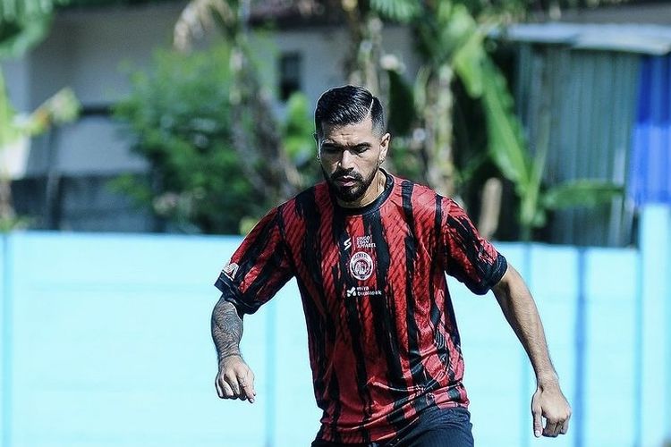 Pemain asing baru Arema FC yang bergabung saat bursa transfer putaran kedua Liga 1 2023-2024, Julian Guevara.