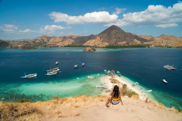 Wisatawan sedang bersantai di tepi Pulau Kelor, Labuan Bajo, Nusa Tenggara Timur (NTT).