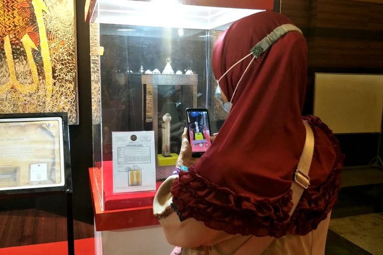 Pengunjung pameran Artefak melihat janggut Nabi Muhammad Saw di Jakarta Islamic Center, Koja, Jakarta Utara, Jumat (23/4/2021)
