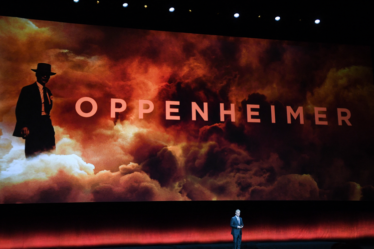 Sutradara Christopher Nolan berbicara di atas panggung tentang filmnya Oppenheimer selama presentasi Universal Pictures dan Focus Features di CinemaCon 2023, konvensi resmi National Association of Theatre Owners (NATO), di The Colosseum di Caesars Palace pada 26 April 2023 di Las Vegas, Nevada, Amerika Serikat.