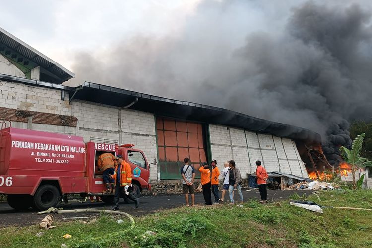 Pabrik kertas di Desa Pandanlandung, Kecamatan Wagir, Kabupaten Malang mengalami kebakaran, Jumat (16/9/2022).