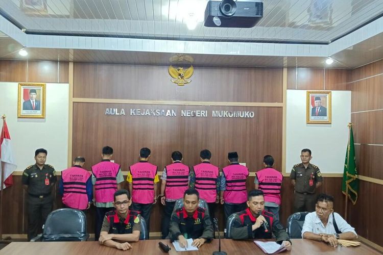 7 tersangka dugaan korupsi dana RSUD Mukomuko, Bengkulu ditahan Kejaksaan setempat, Kamis (14/3/2024).