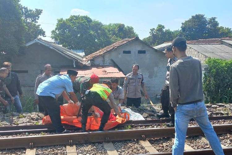 Foto Istimewa. Penanganan korban kecelakaan di jalur perlintasan KA Bojonggede, Kabupaten Bogor, Jawa Barat, Sabtu (8/4/2023).