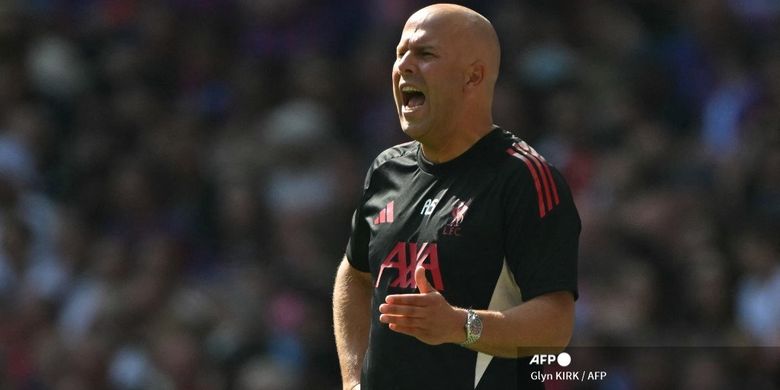 Pelatih Liverpool, Arne Slot, menyoroti soal kinerja lini belakang The Reds dalam aspek bertahan seusai kekalahan di partai Community Shield 2025.