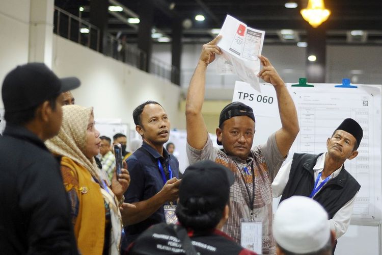 Panitia Pemilihan Luar Negeri (PPLN) melakukan penghitungan surat suara Pemilu 2024 di Pusat Dagangan Dunia Kuala Lumpur (WTC), Kuala Lumpur, Malaysia, Rabu (14/2/2024). Ada sekitar 223 TPS dan 136 Kotak Suara Keliling (KSK) yang disiapkan PPLN untuk membantu migran Indonesia mengikuti Pemilu 2024. ANTARA FOTO/Rafiuddin Abdul Rahman/Spt