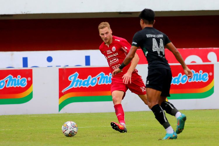 Pemain Persija Jakarta Hanno Behrens dijaga pemain Persebaya Surabaya saat pertandingan pekan ke-15 Liga 1 2022-2023 yang berakhir dengan skor 1-1 di Stadion Maguwoharjo Sleman, Jumat (16/11/2022) sore.