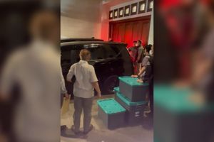 Kejagung Bawa Sejumlah Kontainer Boks Saat Geledah Rumah Eks Jampidsus Febrie Adriansyah