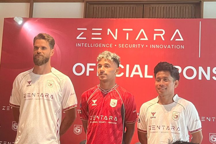 Pemain Garudayaksa FC memperkenalkan jersey terbaru untuk menghadapi Super League 2026 dalam acara peluncuran di Jakarta, Jumat (4/9/2026).