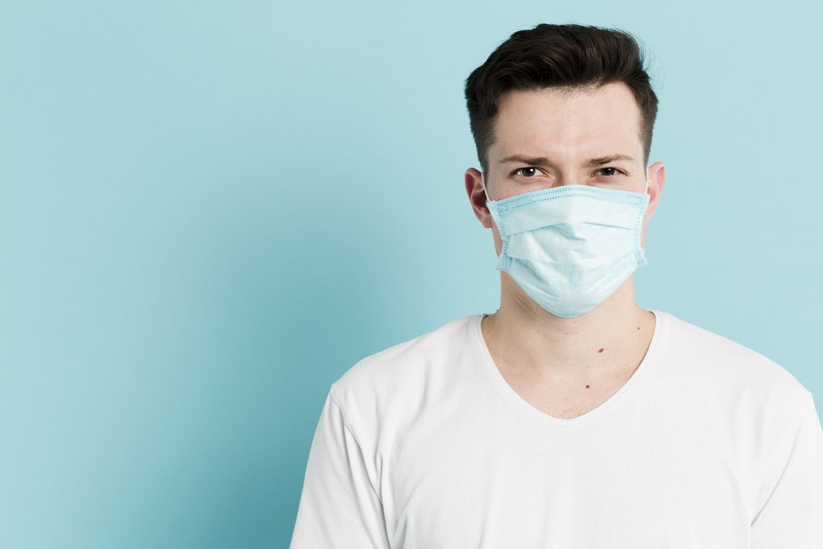 menggunakan masker adalah salah satu cara mencegah penularan virus Covid-19.