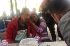 Menangis Lemas, Keluarga Korban Lion Air JT 610 Melapor ke Posko Halim