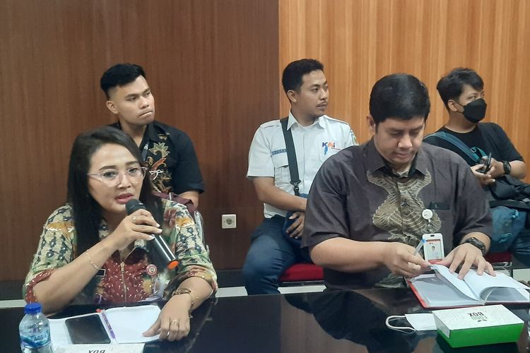 Ketua Harian TAD Kota Solo Sri Sudarti dan Senior Manager Area 6 Yogyakarta PT KCI Adli Hakim Nasution (kanan) dalam pertemuan terkait video viral penumpang disabilitas ditolak naik KRL di Solo, Jawa Tengah, Selasa (2/8/2022).