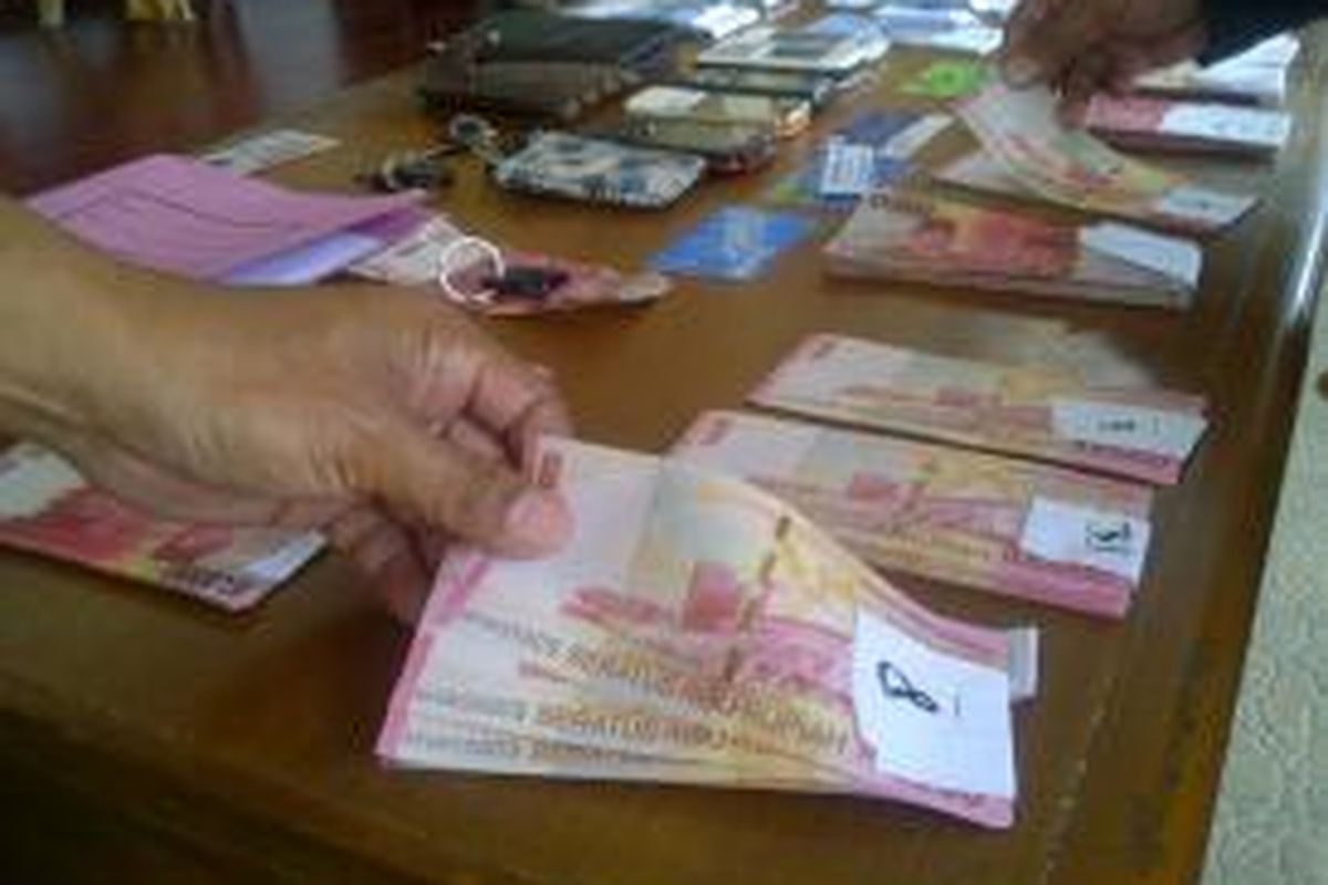 Barang bukti berupa uang palsu pecahan Rp 50 ribu dan Rp 100 ribu berjumlah Rp 30 juta berhasil diamankan kepolisian, Selasa (22/4/2014). 