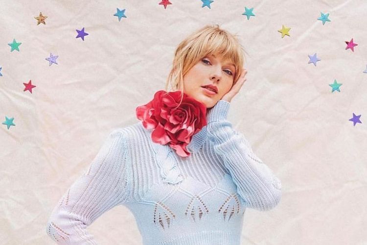 Penyanyi Taylor Swift mengenakan kalung berupa korsase bunga merah karya desainer Indonesia Rinaldy Yunardi untuk sampul album terbarunya.