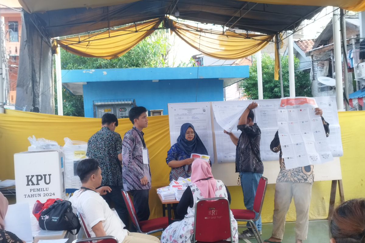 Proses pembacaan surat suara di TPS 22 Petojo Selatan, Gambir, Jakarta Pusat, Rabu (14/2/2024)