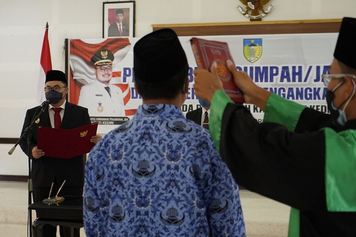 Bupati Kediri Hanindhito Himawan Pramono melantik 670 ASN baru yang terdiri dari 669 formasi umum dan 1 alumni IPDN. 