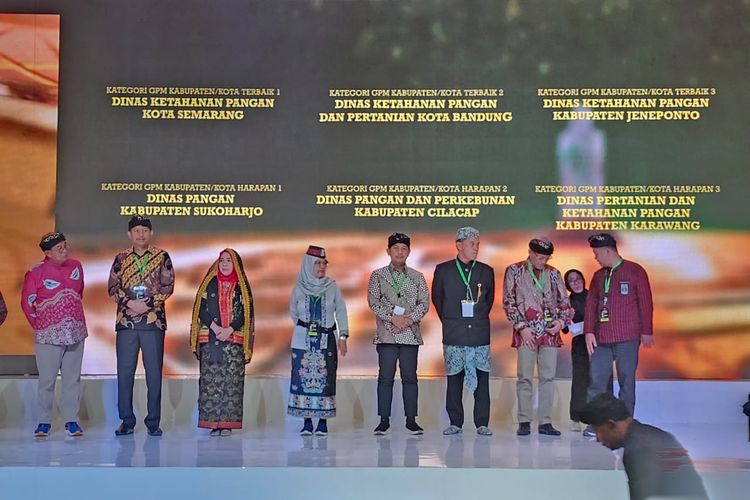 Pemkot Semarang berhasil raih penghargaan kategori Gerakan Pangan Murah (GPM) Kabupaten/kota Terbaik 1 di ajang Stabilisasi Pasokan dan Harga Pangan (SPHP) Award 2023 di Jembrana, Bali, Jumat (15/9/2023). 